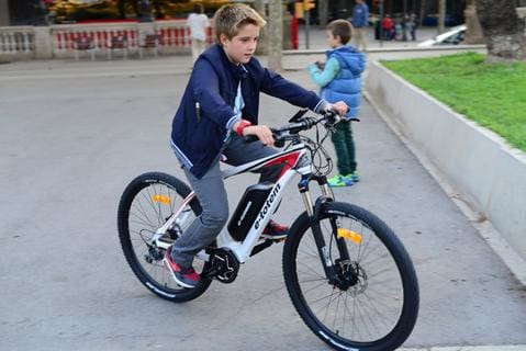 garçon en vélo électrique