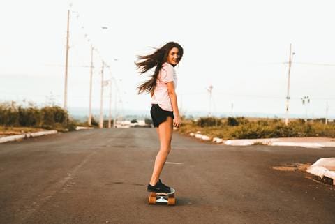 femme en skate