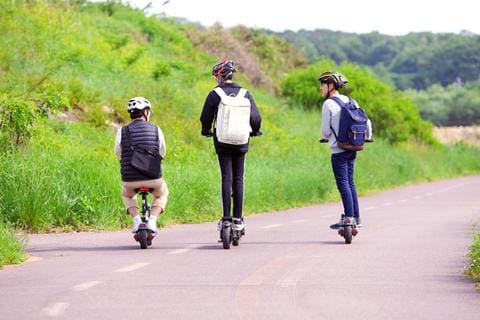 3 Hommes en trottinettes