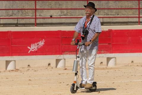 vielle homme en trottinette